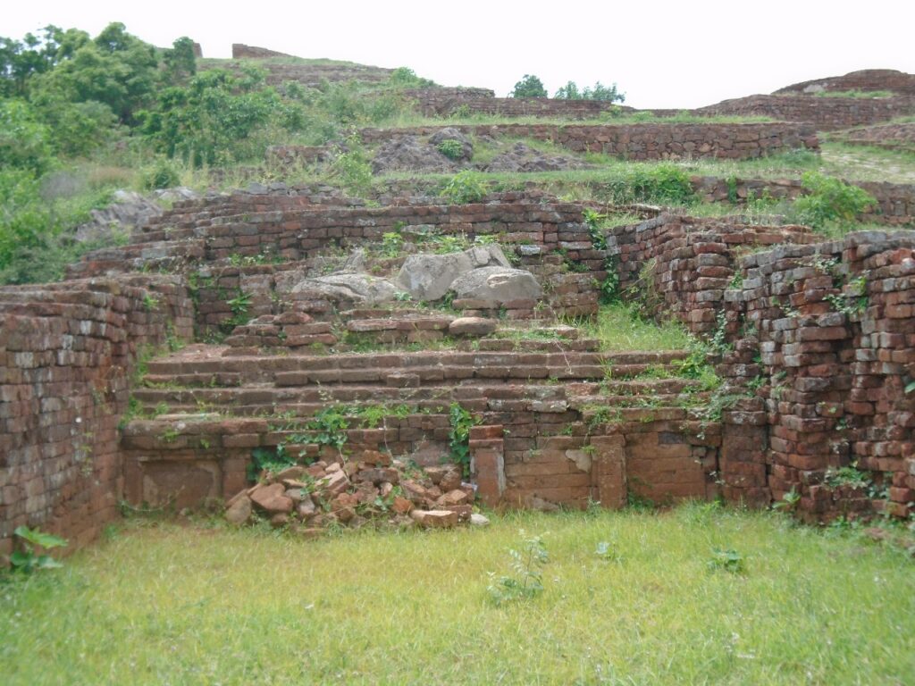 ප්‍රදේශයේ බෞද්ධ නටබුන්