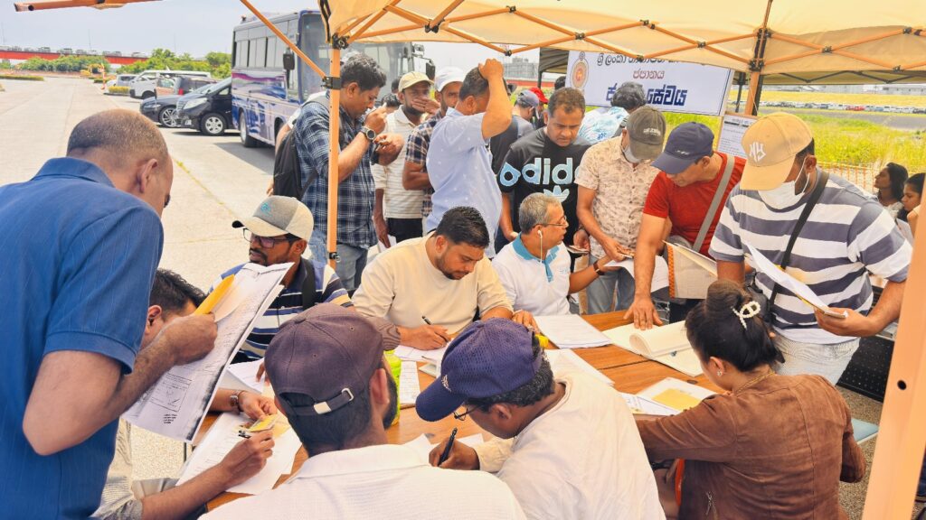 | ලාංකිකයින් තම ගැටළු විසඳා ගනිමින්