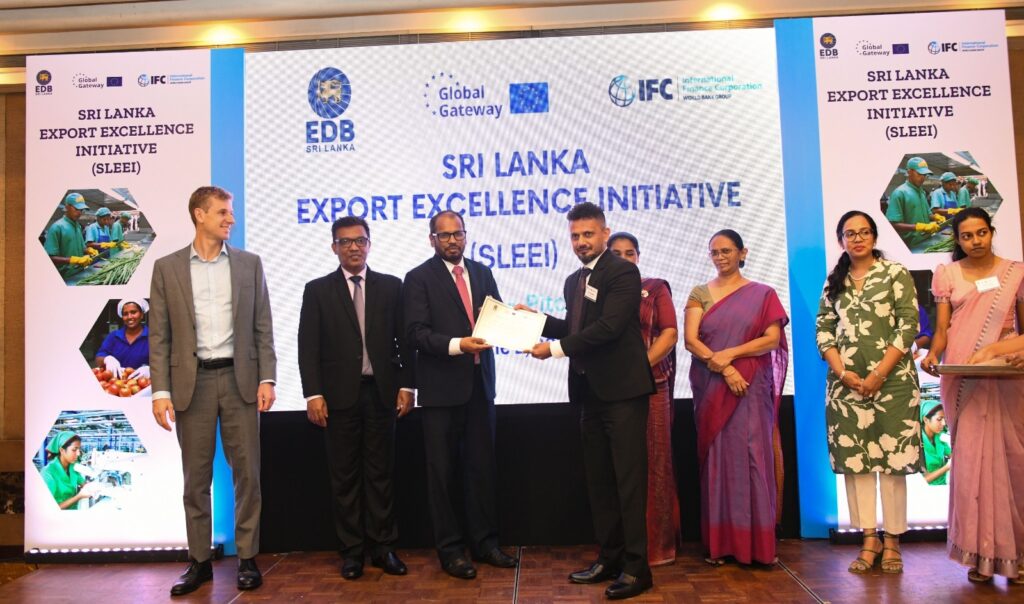 | සහතික පත් ලබාදෙමින්