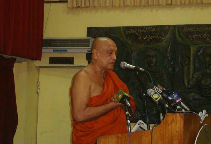 | 2012 ජනවාරි මස 31 දින සාධාරණ සමාජයක් සඳහා වූ ජාතික ව්යාපාරයේ පැවැත්වූ පළමු රැස්වීමේ පූජ්ය මාදුළුවාවේ සෝභිත හිමියන් සභාව අමතයි