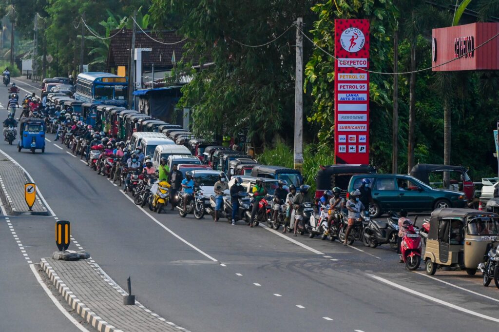 | යුද්ධය ඉන්ධන අර්බුදයෙන් නැවත පෝලීම් යුගයට යයිද?