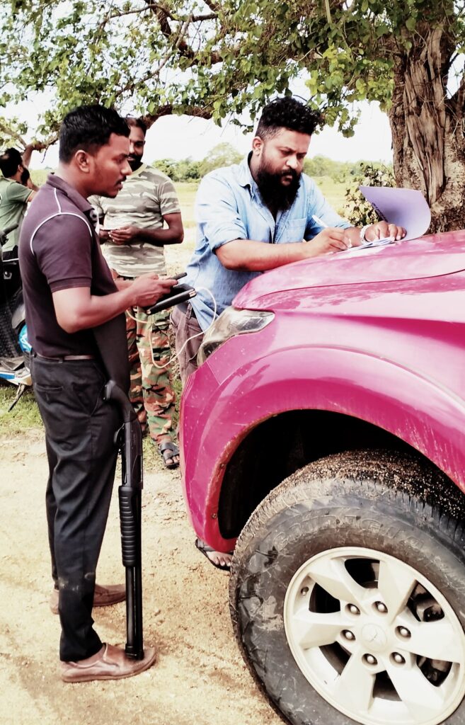 | නීතිඥ චතුර චාමින්ද ගුණරත්න තම රාජකාරි කටයුතුවල යෙදෙමින්